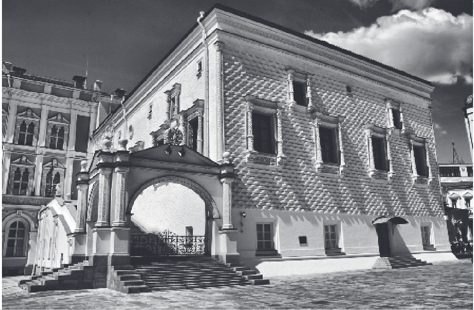 5) Каменная палата с фасадом, облицованным гранёным камнем в виде четырёхгранных выступов, окна с резными наличниками, слева — арка и парадная лестница
